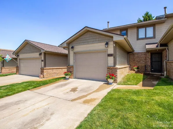 909 Moore Dr, Chelsea, MI 48118