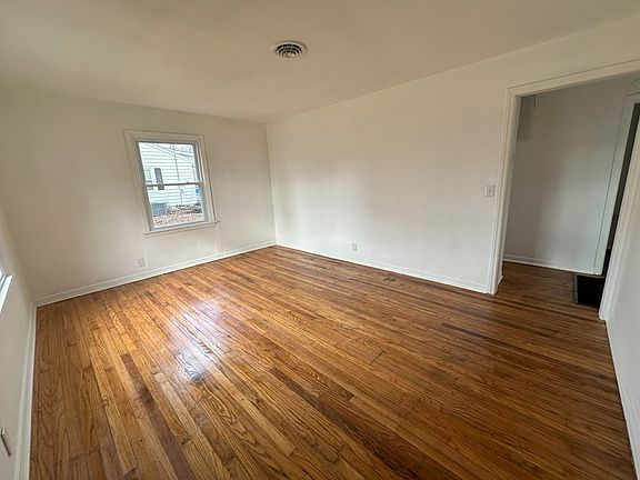 2nd image of 117 E Jagoe St