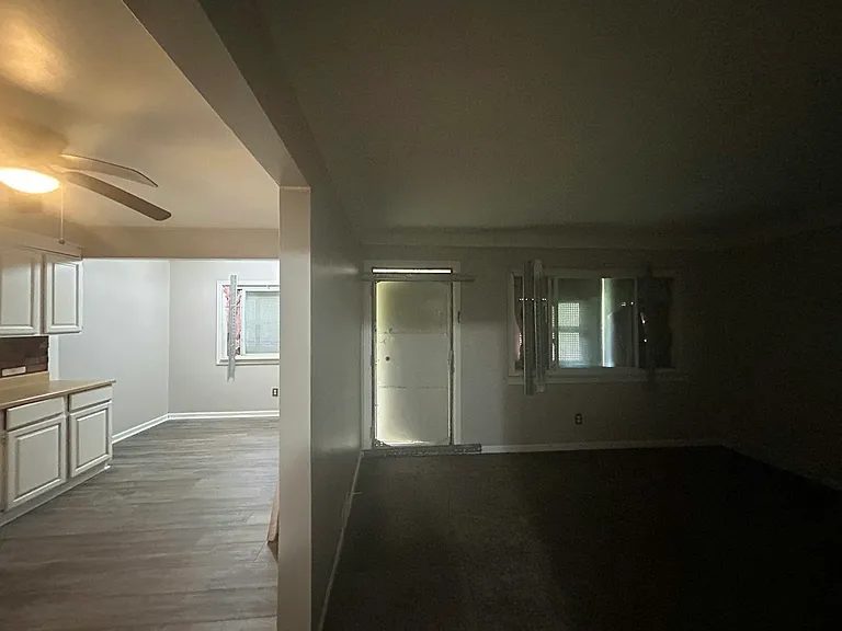 16121 Salem St — Photo 6