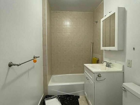 5th image of 2350 Broadway #1139A