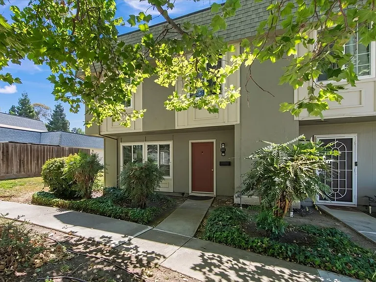 1811 Queen Victoria Way — Photo 26