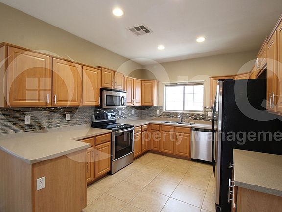 3rd image of 995 E Blue Spruce Ln