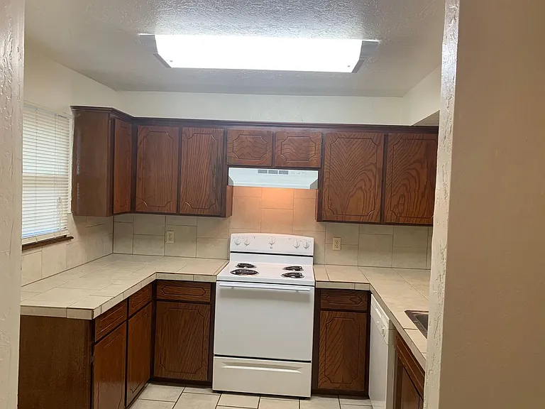 417 W Johnson St — Photo 5