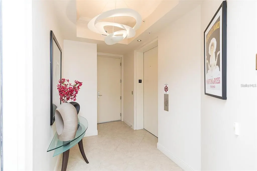 3 bed, 2.5 bath, 2110 sqft, $6,900 — Photo 3