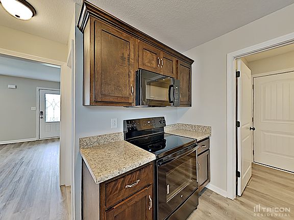 5th image of 484 Medallion Cir