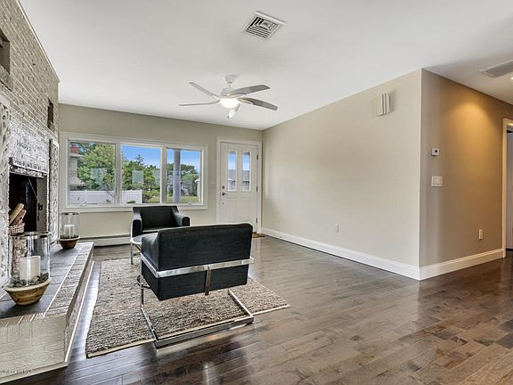 5th image of 437 Sunset Dr S