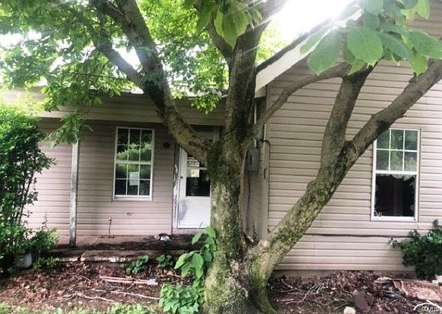 2nd image of 921 College Ave