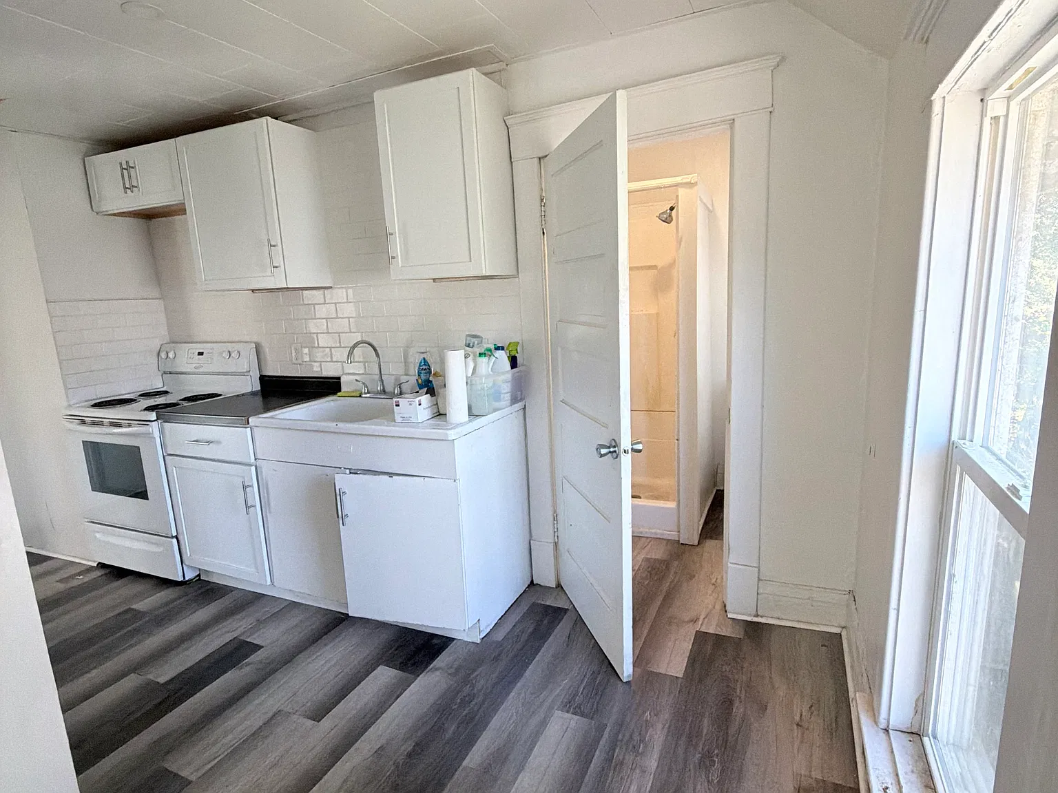 1 bed, $910 — Photo 2