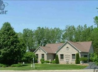16114 Silverwood Dr, Fenton, MI 48430