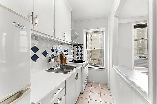 1st image of 305 W 52nd St APT 4G