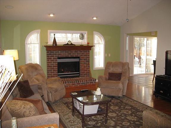 3rd image of 1010 Tanglewood Dr