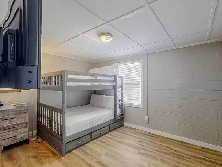 7304 Beach Dr — Photo 12