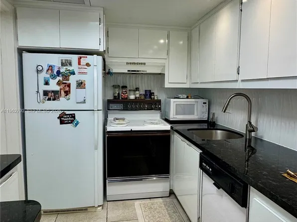 2940 NE 203rd St #213-C, Miami, FL 33180