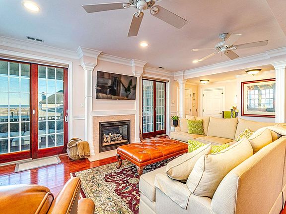 4th image of 913 Saint Charles Pl APT 1