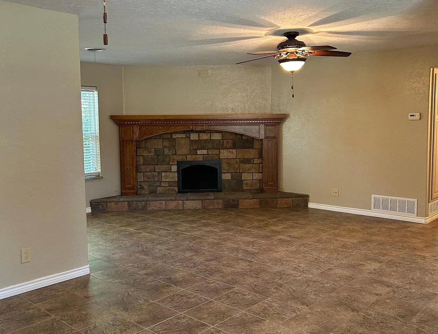 3 bed, 2.0 bath, 1464 sqft, $1,600 — Photo 3