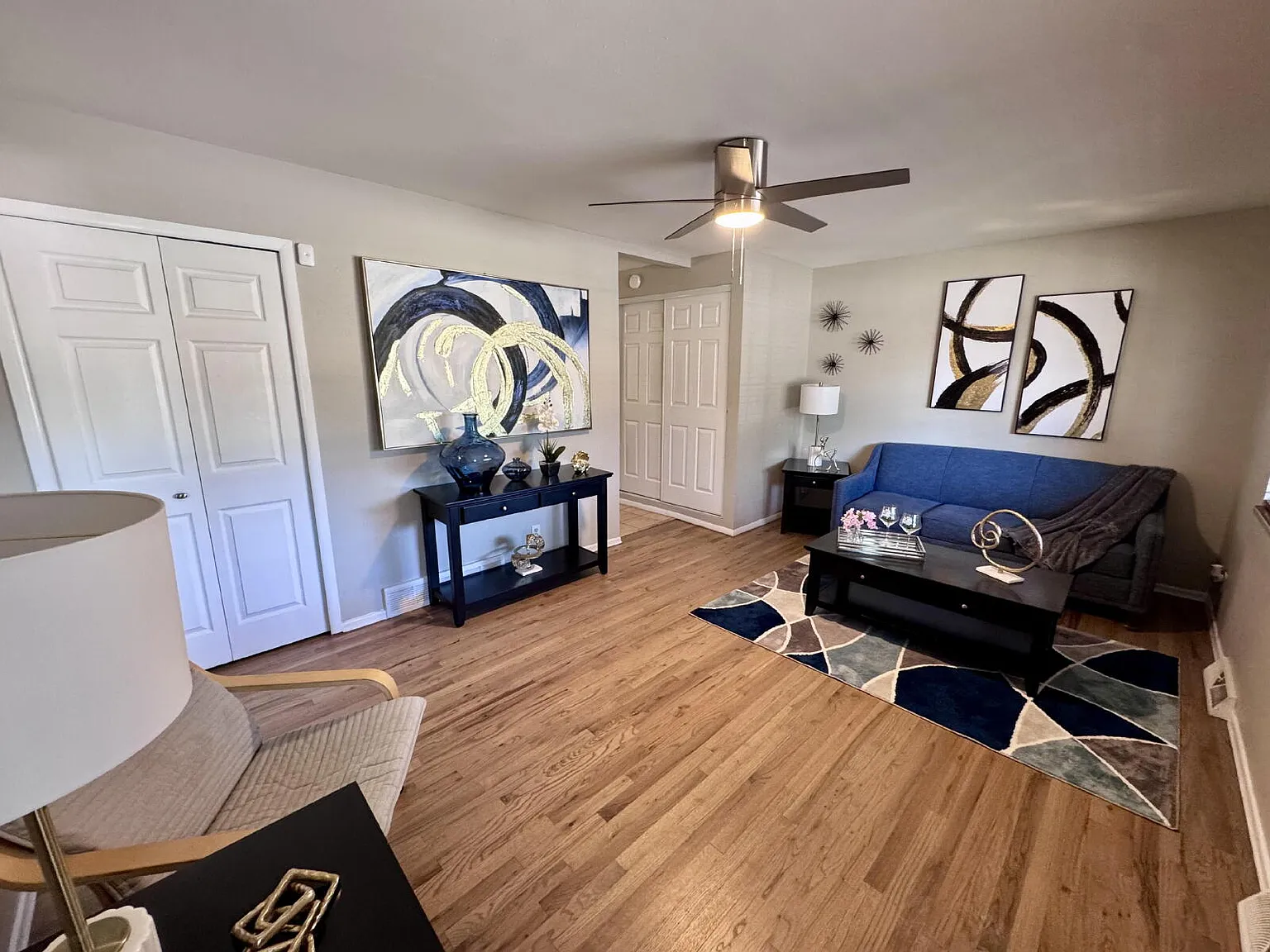 Charming 2 Bed 1 Bath Duplex — Photo 2