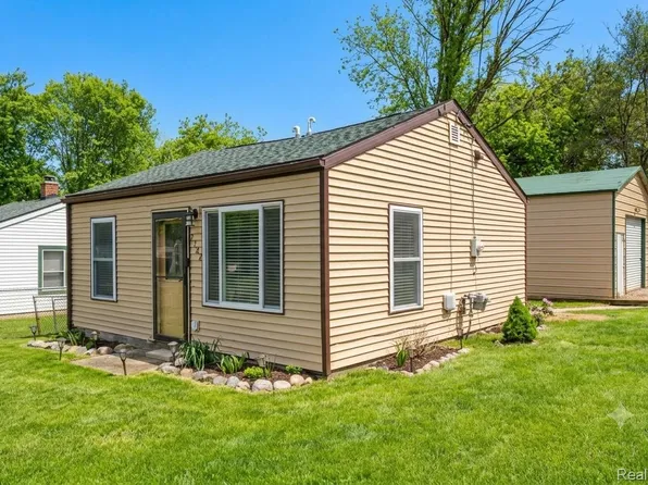 2182 E Boatfield Ave, Burton, MI 48529