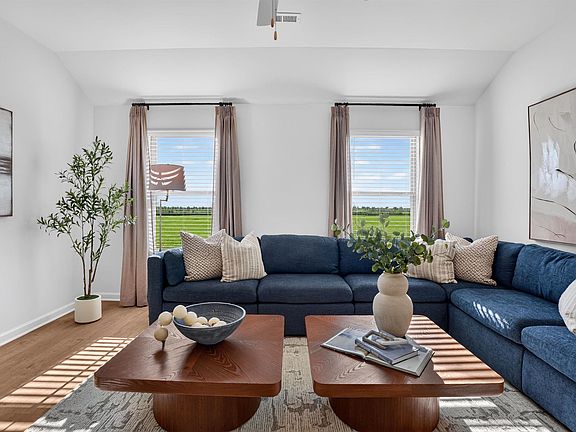3rd image of 830 Camden Loop