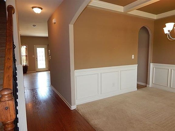 4th image of 102 Broomsedge Ln