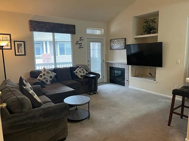 2 bed, 1131 sqft, $2,000 — Photo 3