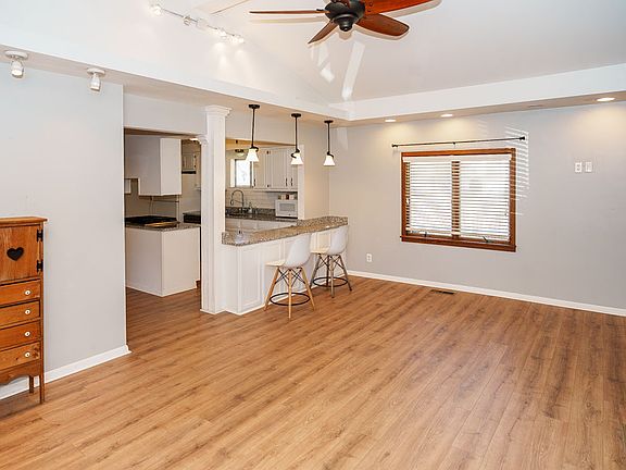 4th image of 233 Maplewood Ave