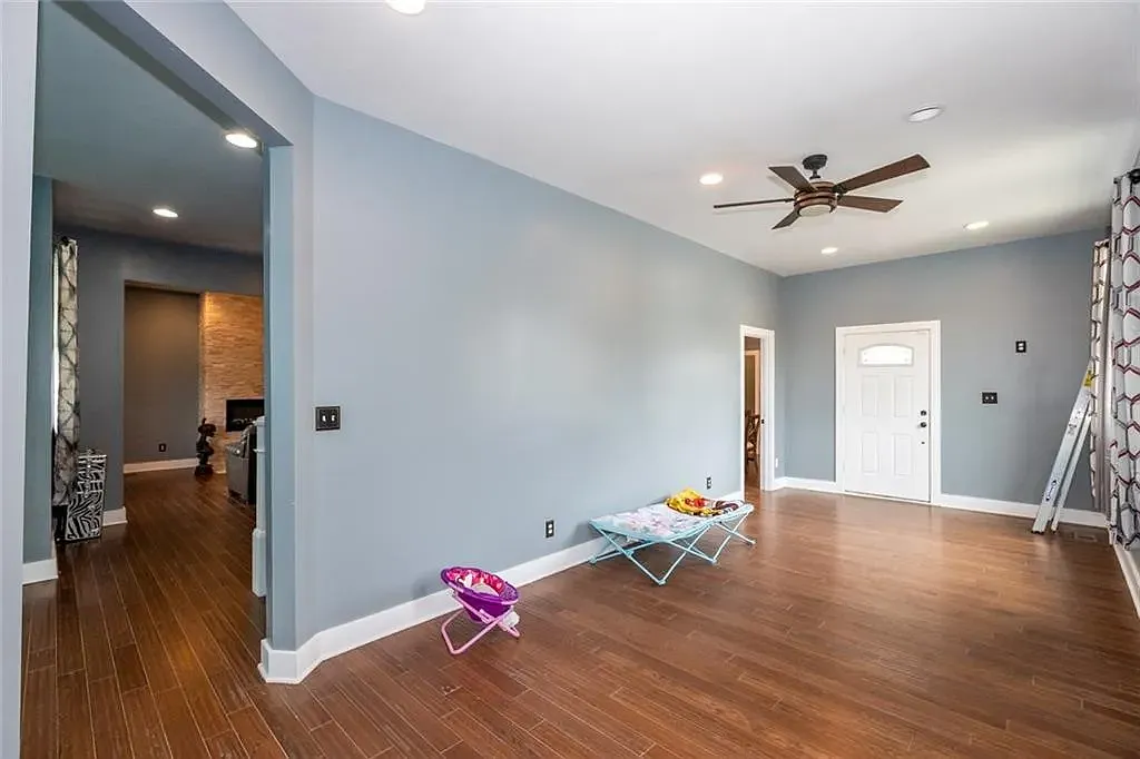 4 bed, 3.5 bath, 4542 sqft, $3,000 — Photo 3