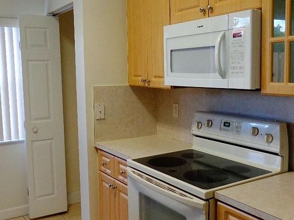 3rd image of 4962 Leeward Ln #1