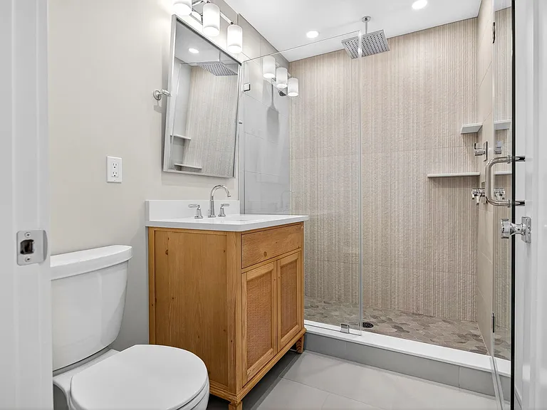 551 E 7th St #3 — Photo 11