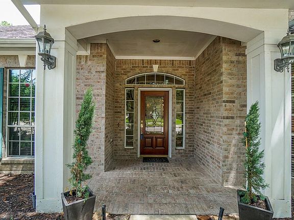 Beautiful and welcoming front porch!
