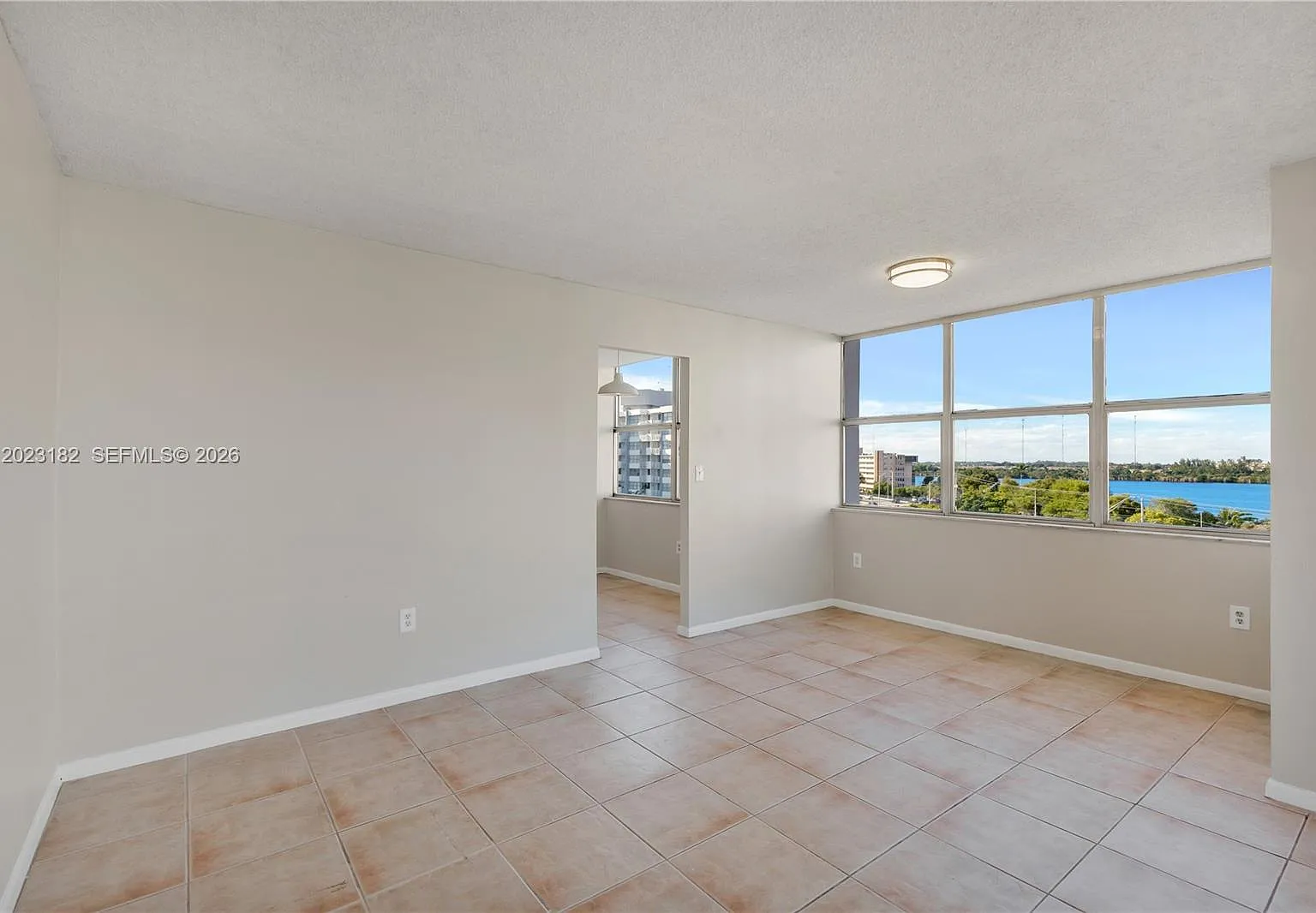 Wilshire Condo — Photo 4