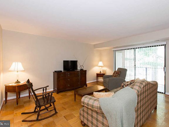 2nd image of 832 Quince Orchard Blvd #10