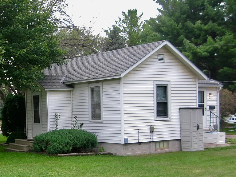 209 Linden Ave — Photo 2