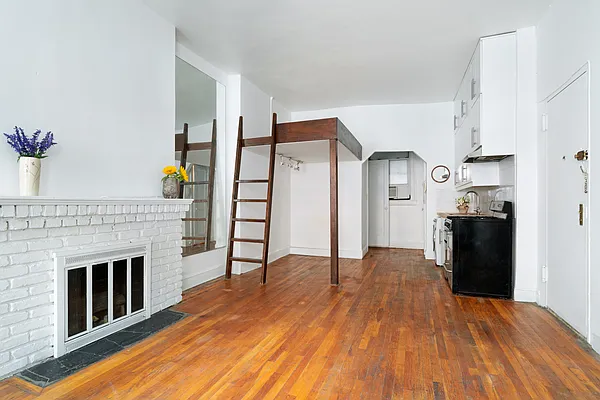 Sold by Nest Seekers International | media 8