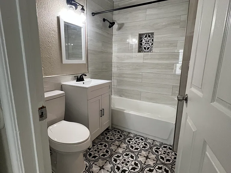 706 S Henderson Ave — Photo 8