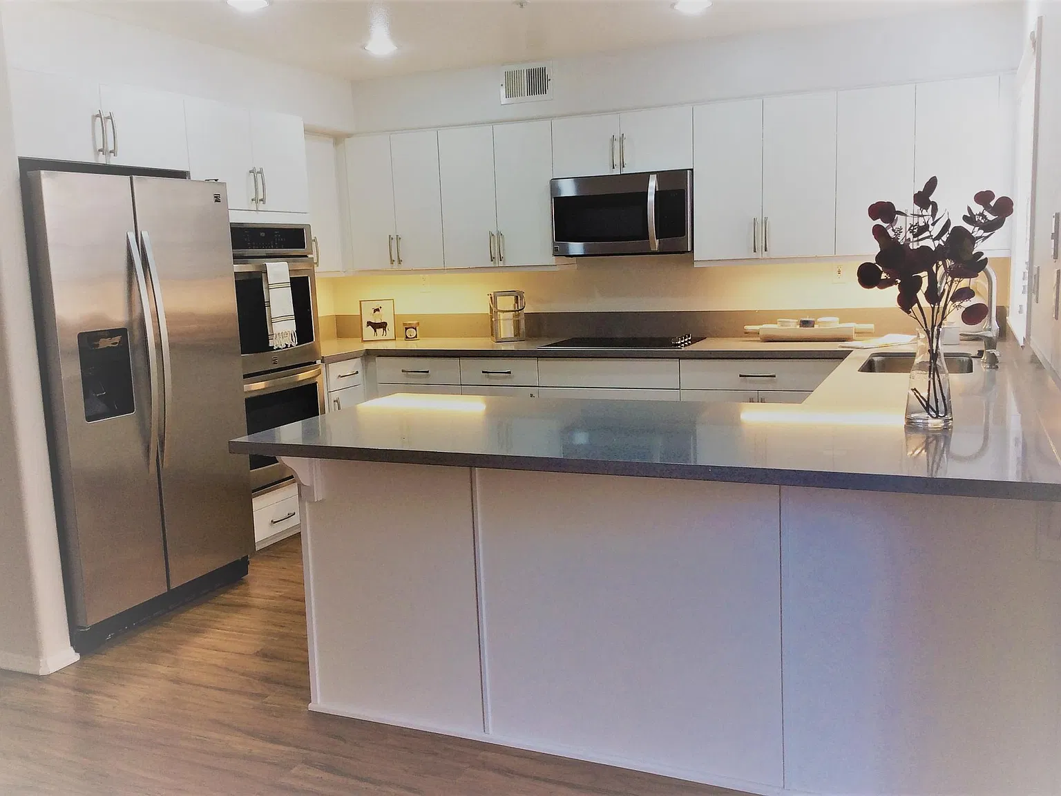 3 bed, 3.5 bath, 1910 sqft, $4,795 — Photo 3