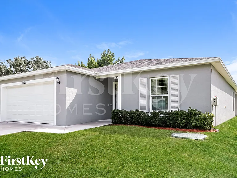 1771 SW Bismarck St — Photo 3