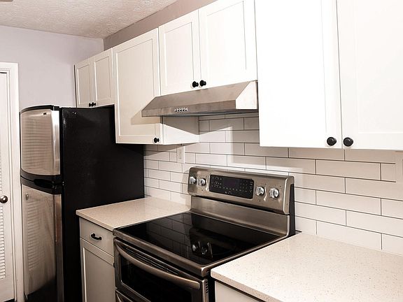 Beautiful new cabinets and stainless appliances.