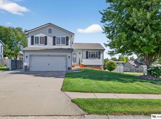 824 Clearwater Dr, Papillion, NE 68046