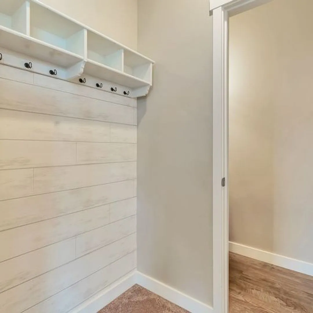 Gorgeous South Jordan Row End Townhome w attached 2 car — Photo 3