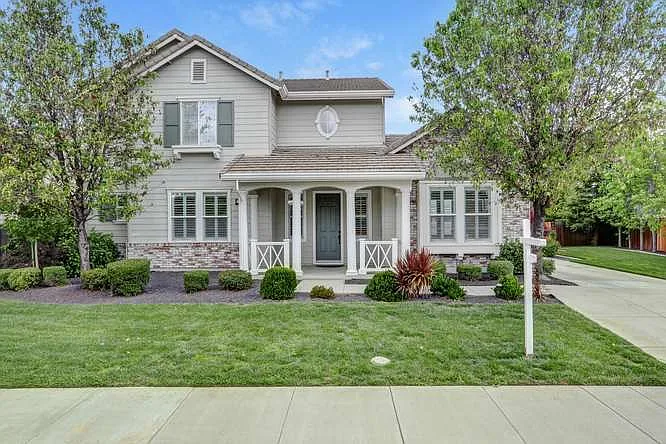1679 Dove Way photo 1