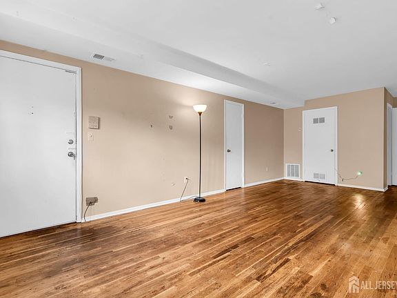 4th image of 299 College Dr