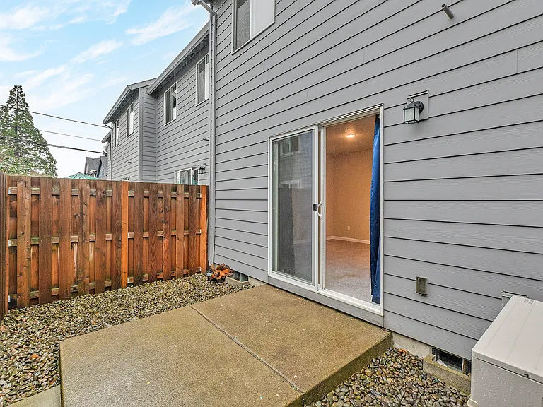 1056 N Davis St — Photo 18