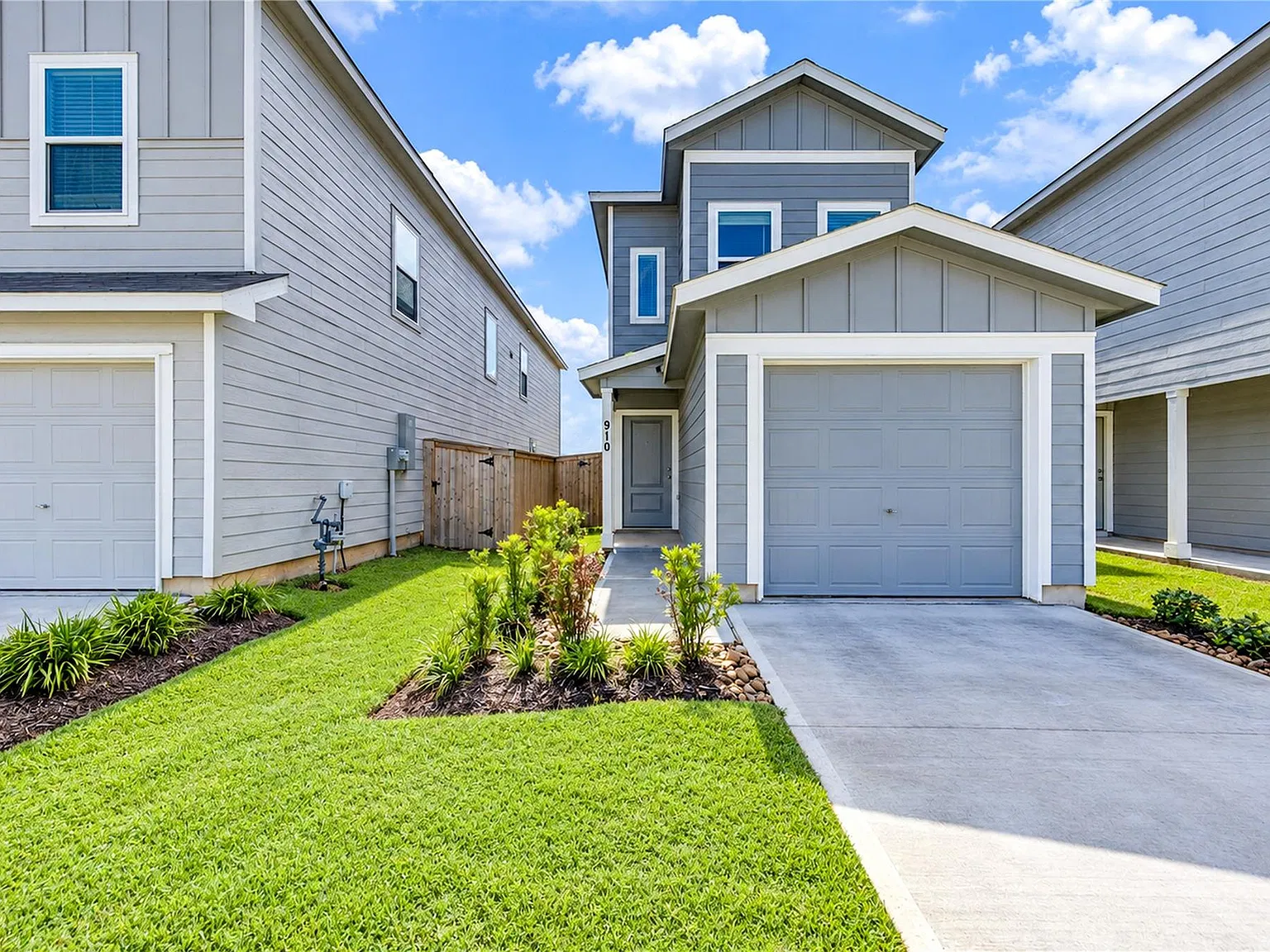 2 bed, 2.5 bath, $1,400 — Photo 1