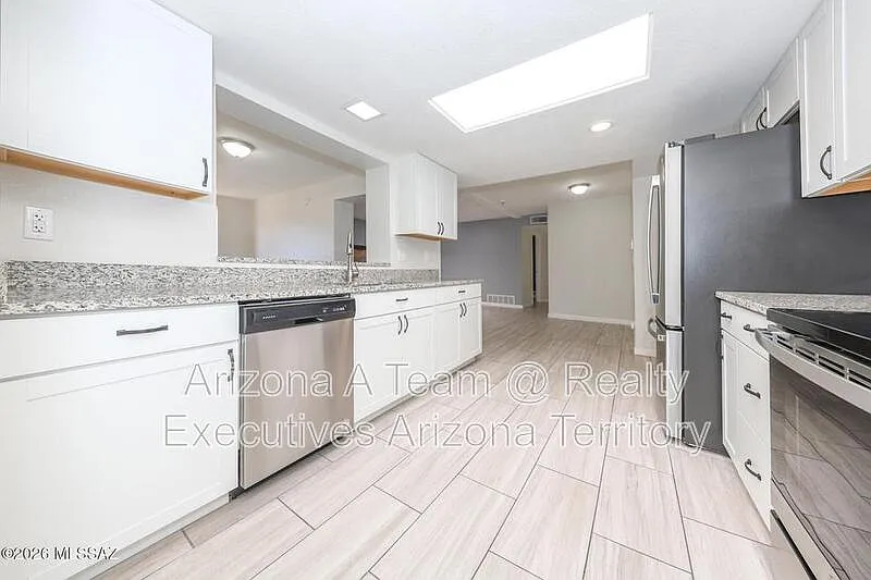3 bed, 2.0 bath, 1929 sqft, $2,195 — Photo 4