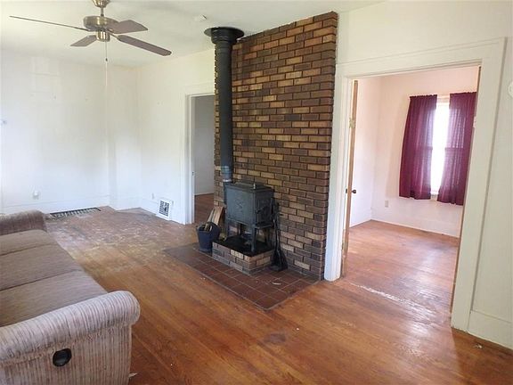 3rd image of 606 S Middleboro Ave