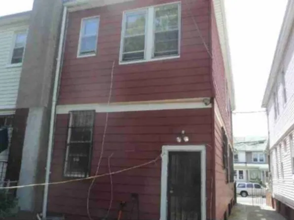 655 East 39th Street image 3 of 11