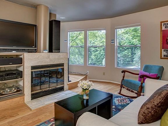 2nd image of 1000 Bellevue Pl E APT 9
