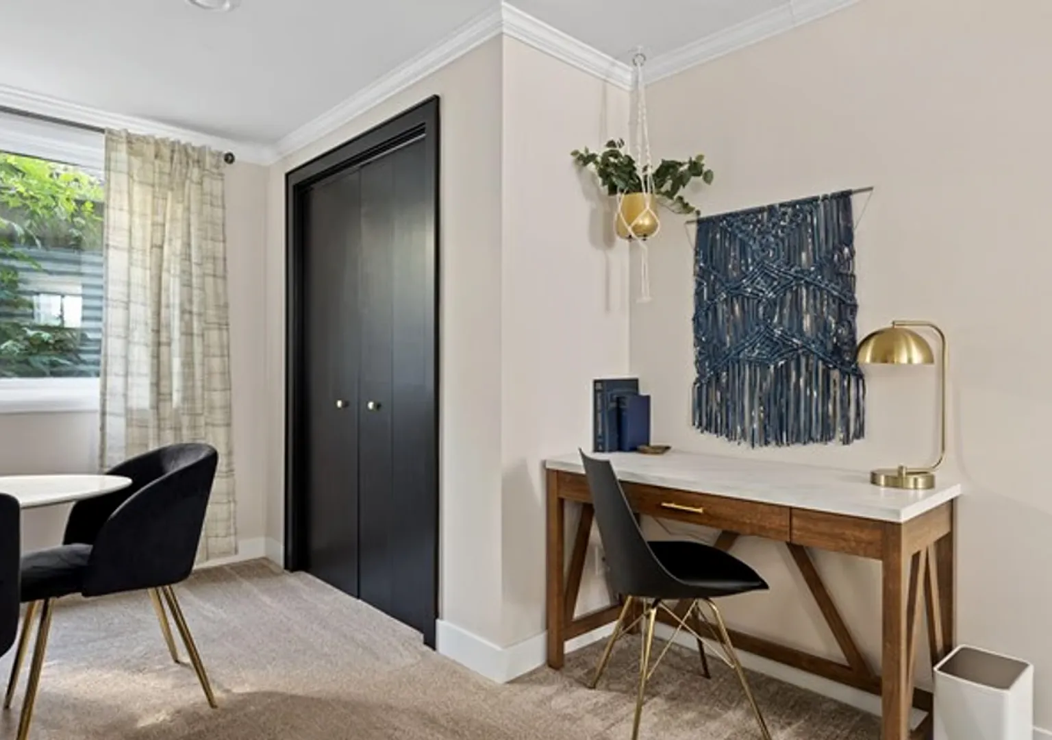 Cozy Furnished 1 Bedroom Basement Apartment Move-In Ready! — Photo 3