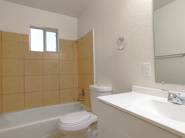 511 Candelaria Rd NW — Photo 5