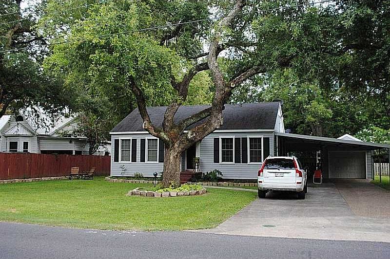 1st image of 151 W Oak Ln